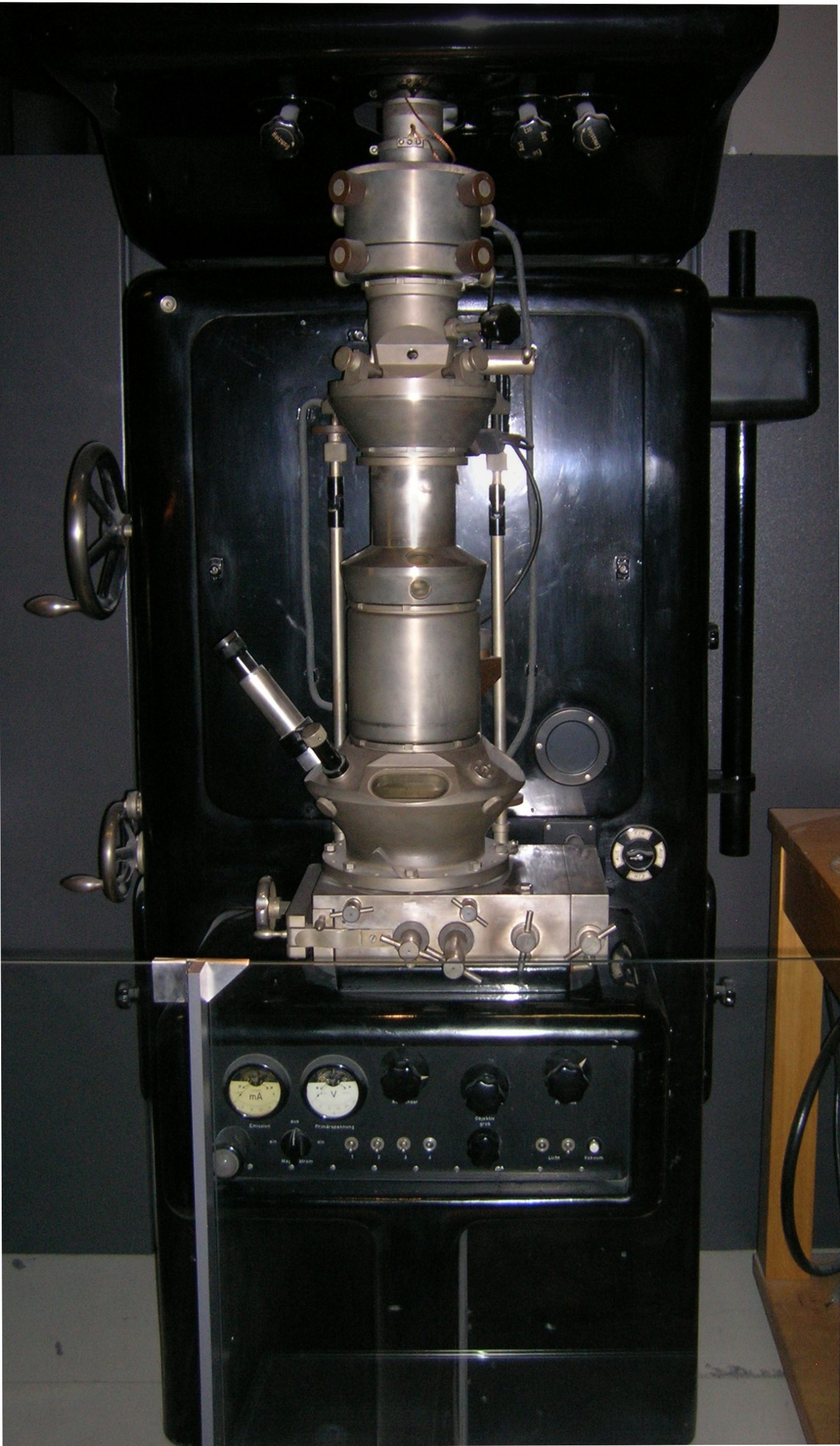 میکروسکوپ الکترونی ساخته شده توسط Ernst Ruska در سال 1933